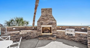 Outdoor dining - Charming 1-bedroom condo in fantastic Orange Beach with fitness room, AC (Orange Beach)