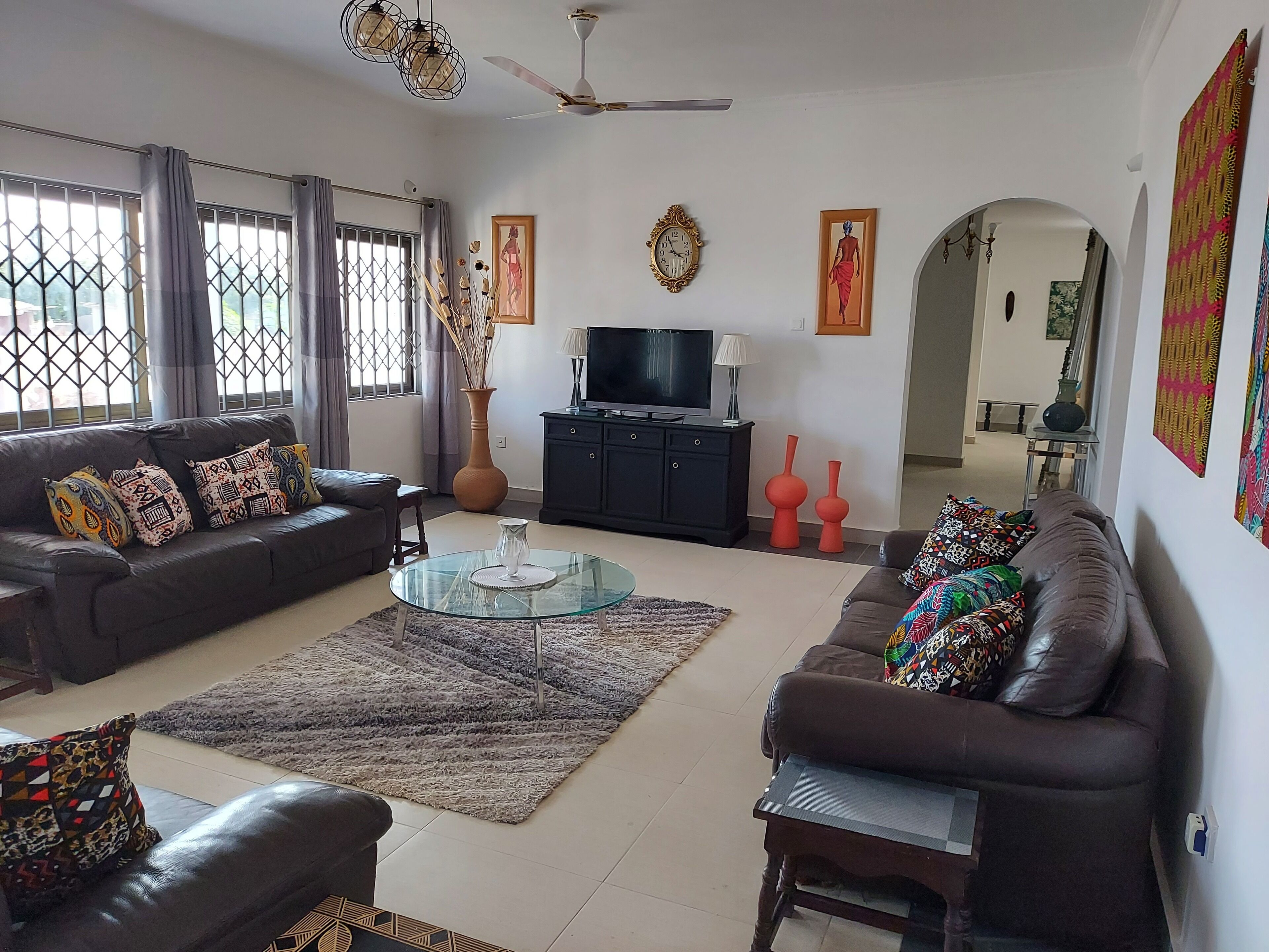 Una Smart TV, un reproductor de DVD, libros, una videoteca