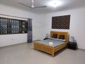 4 bedrooms, iron/ironing board, travel crib, WiFi - Large Quiet Villa 4BDR 3BTH Nr East Airport Spintex 8km to beach WIFI KINGbeds (Accra)