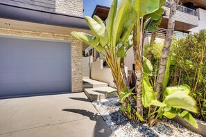 Exterior detail - Shop, Dine & Walk to Ocean: Redondo Beach Apt! (Redondo Beach)