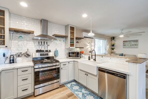 Réfrigérateur, micro-ondes, plaque de cuisson, lave-vaisselle