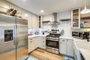 Réfrigérateur, micro-ondes, plaque de cuisson, lave-vaisselle