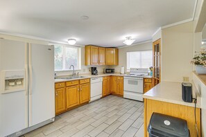 Fridge, microwave, stovetop, dishwasher