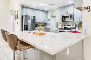Geladeira, micro-ondas, cooktop, lava-louças