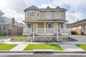 Exterior - Walk to Harrisburg Blvd: East Downtown Houston Apt (Houston)