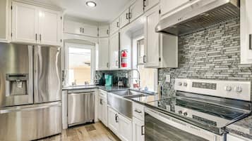 Fridge, microwave, stovetop, dishwasher