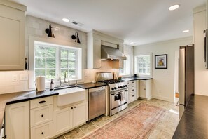 Fridge, microwave, stovetop, dishwasher - Mountain Views: Luxe Highlands Mansion on 6 Acres (Highlands)