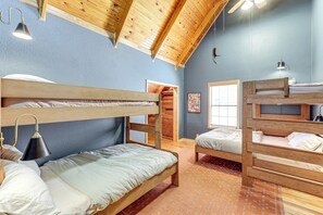 4 bedrooms, Internet, bed sheets - Creek Access, Games: Family-Friendly Royal Retreat (Royal)