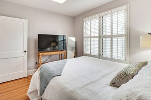 3 bedrooms, desk, iron/ironing board, internet
