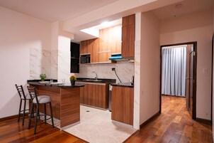 Frigobar, microondas, placa de cocina, utensilios de cocina