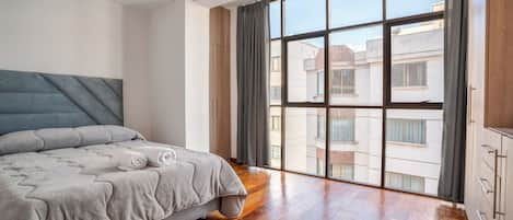 Departamento Deluxe, 2 habitaciones | Ropa de cama de alta calidad, edredón, minibar y escritorio