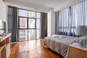 Deluxe Apartment, 2 Bedrooms | Peralatan tempat tidur premium, gebar bulu kapas, bar mini, meja