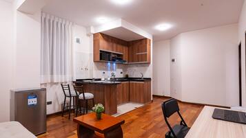 Deluxe-Apartment, 1 Schlafzimmer | Wohnbereich | 32-Zoll-Smart-TV mit Digitalempfang