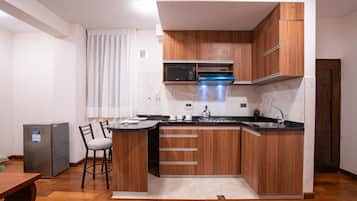 Deluxe Apartment | Private kitchen | Mini-fridge, microwave, stovetop, cookware/dishes/utensils