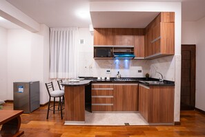 Deluxe Apartment | Private kitchen | Mini-fridge, microwave, stovetop, cookware/dishes/utensils