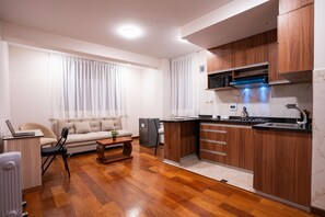 Deluxe Apartment | Private kitchen | Mini-fridge, microwave, stovetop, cookware/dishes/utensils