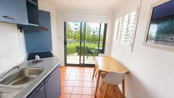 Coffee/tea maker, fridge, microwave, oven