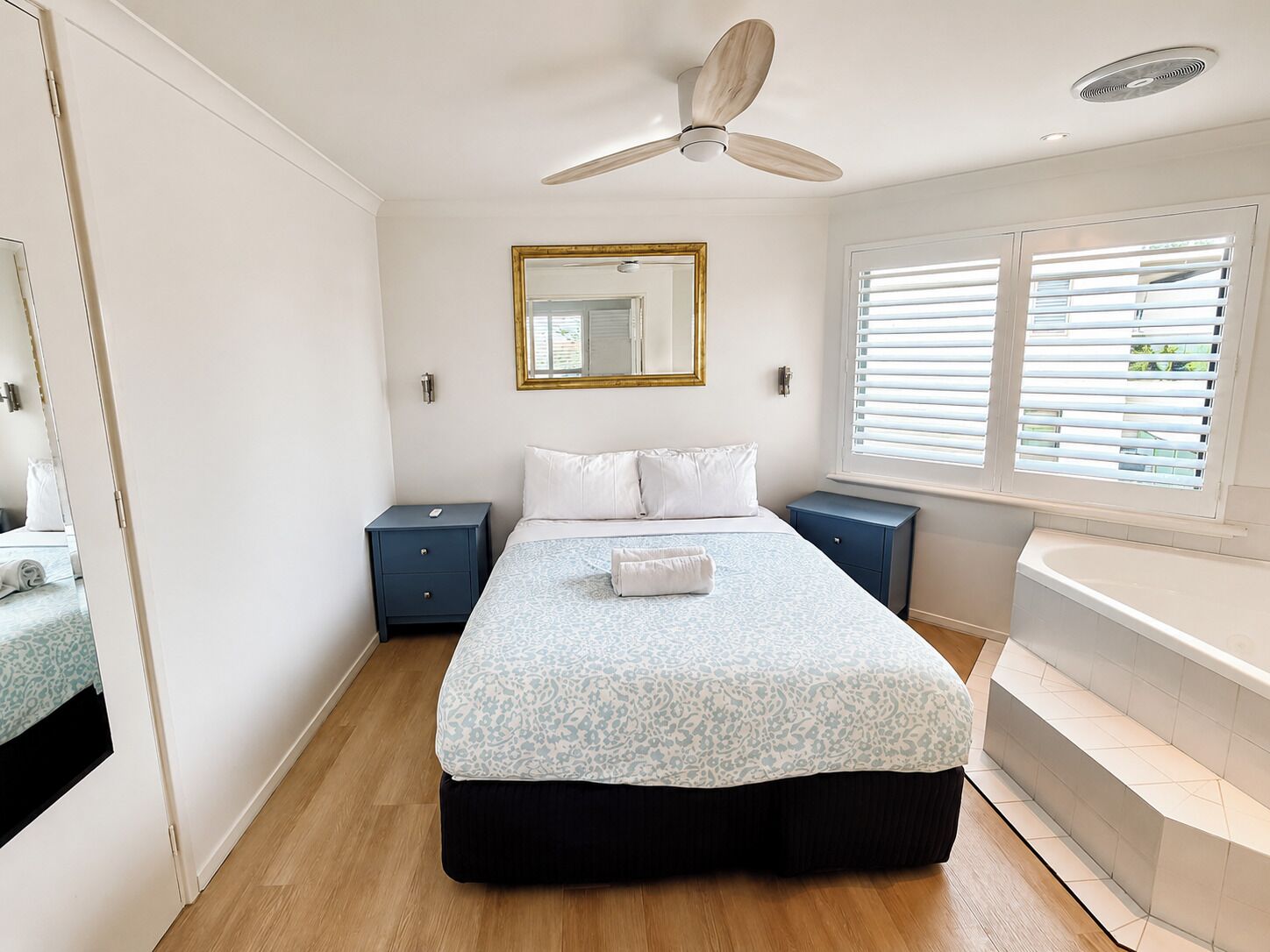 Iron/ironing board, Internet, bed sheets