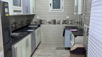 Réfrigérateur, micro-ondes, four, cafetiÚre/bouilloire