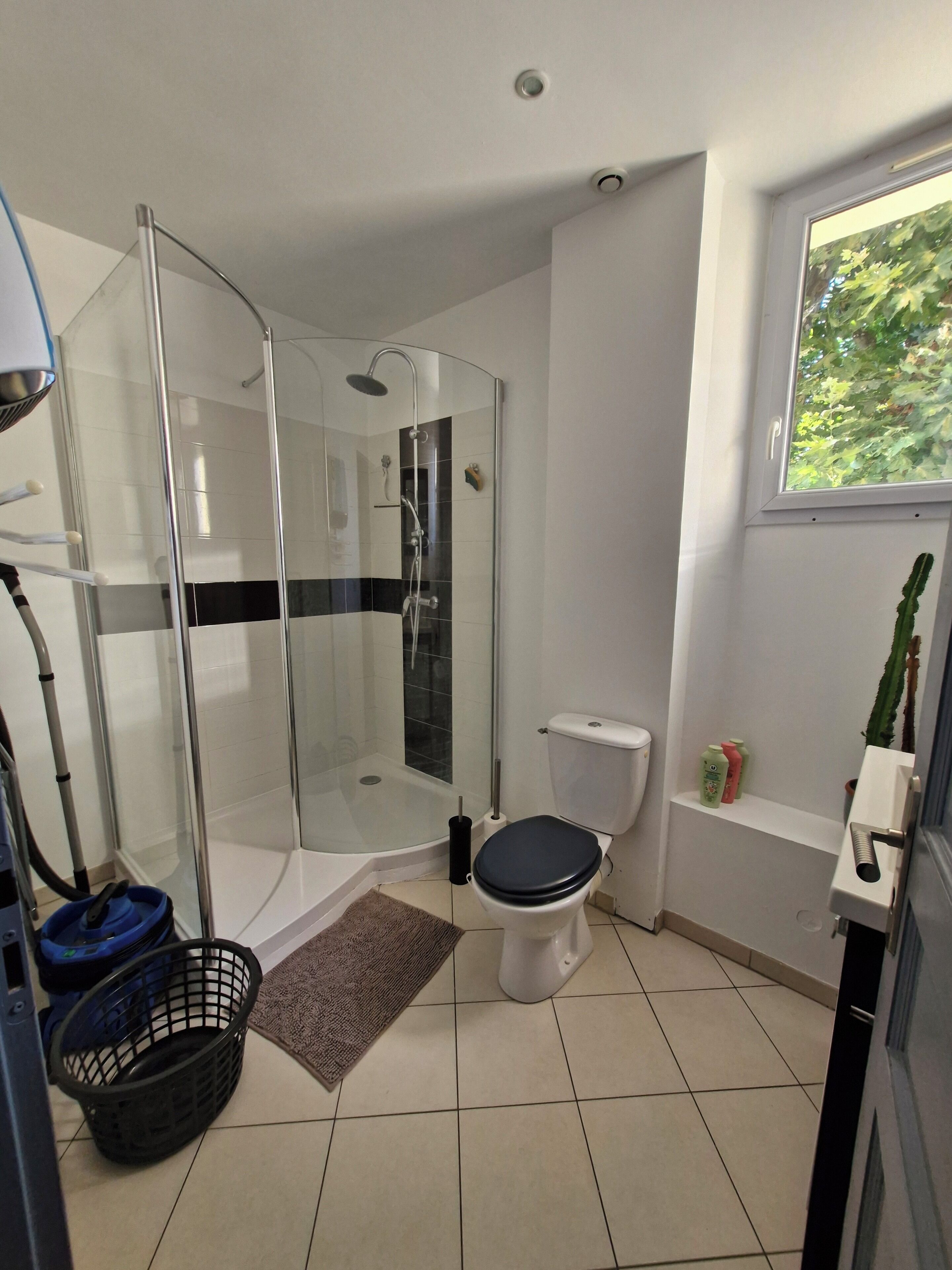 Regadera, secadora de cabello, toallas 