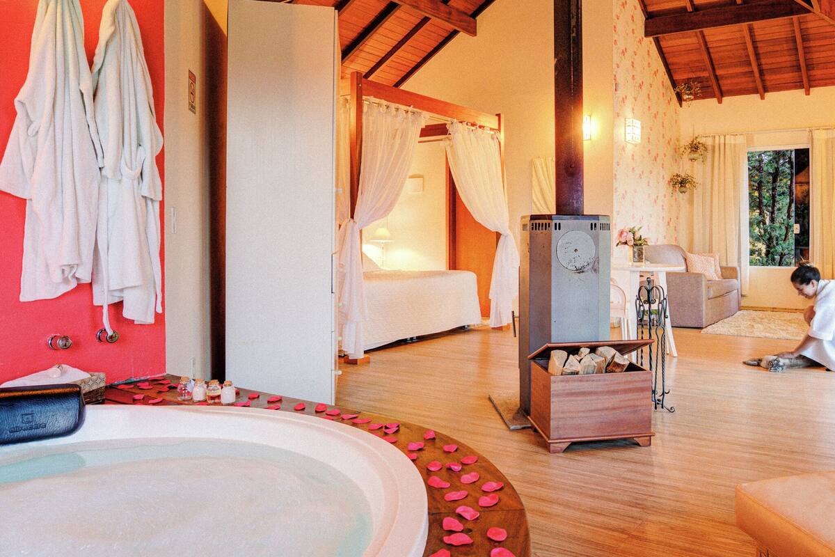 Chalet superior, lanai, vistas a la montaña | Caja fuerte, tabla de planchar con plancha, wifi gratis y ropa de cama