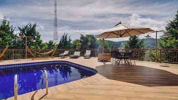 2 piscinas externas, funciona das 8h às 20h, guarda-sóis