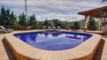 2 piscinas externas, funciona das 8h às 20h, guarda-sóis