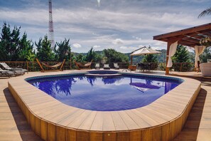 2 outdoor pools, open 8:00 AM to 8:00 PM, pool umbrellas, sun loungers - Carícia do Vento Pousada Boutique (Camanducaia)