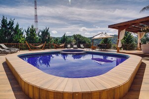 2 piscinas al aire libre, sombrillas, sillones reclinables de piscina