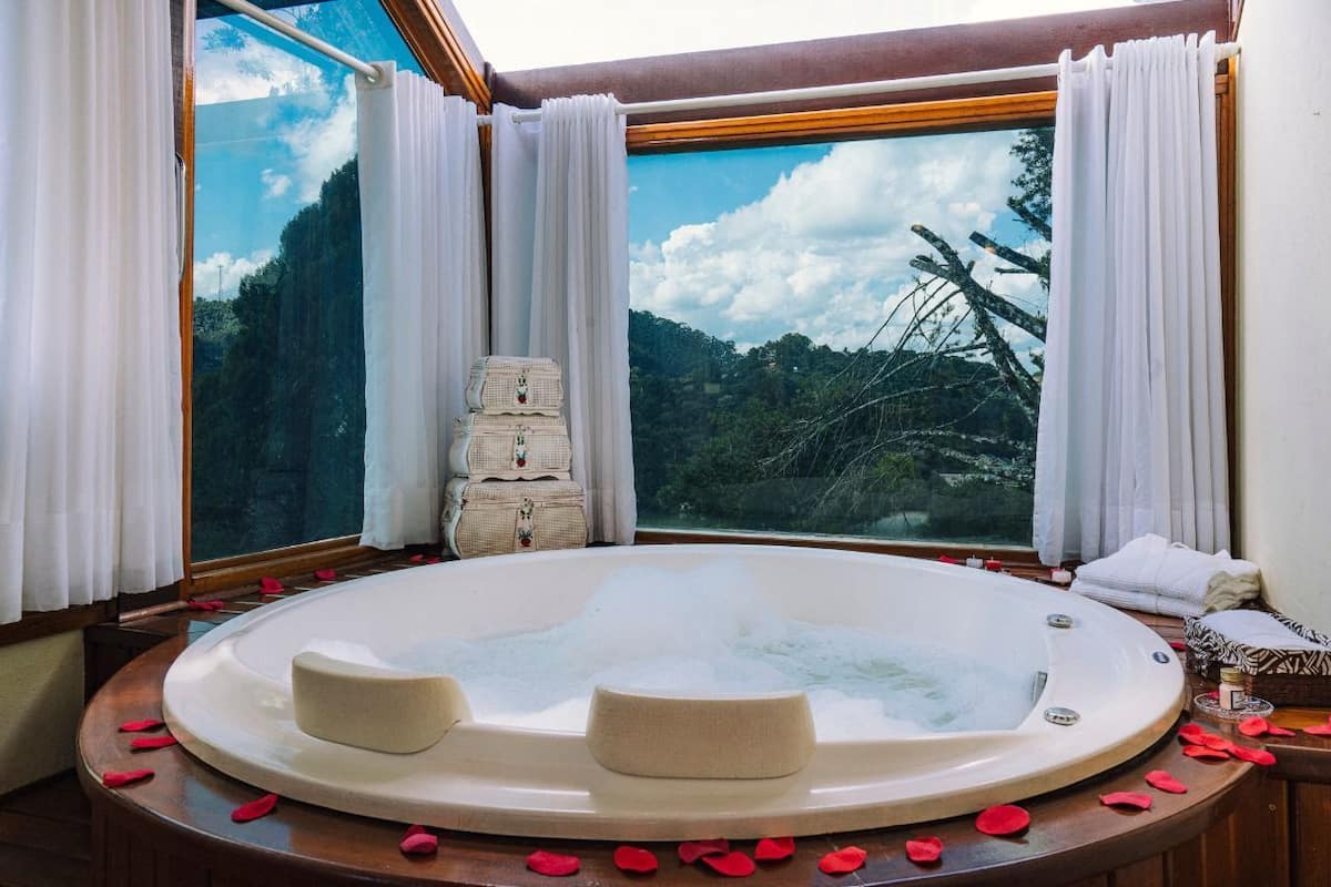 MASTER AR CHALET | In-room safe, iron/ironing board, free WiFi