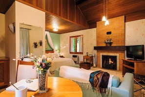 WATER CHALET | In-room safe, iron/ironing board, free WiFi