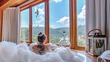 CARÍCIA PREMIUM SUITE | In-room safe, iron/ironing board, free WiFi