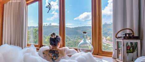 Caja de seguridad en la habitación y tabla de planchar con plancha