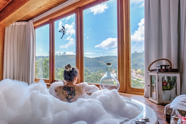 Svit Premium - utsikt mot staden | Värdeförvaringsskåp på rummet, strykjärn/strykbräda och gratis wi-fi