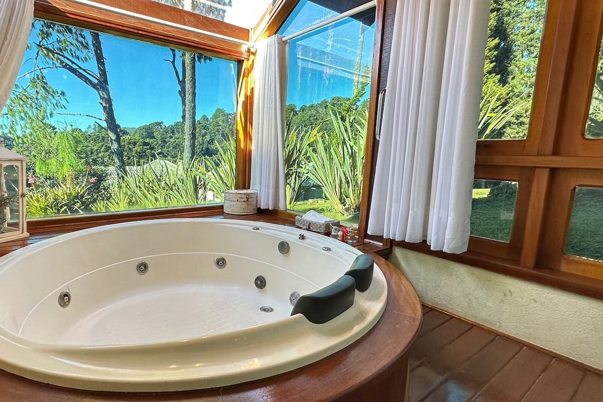 Chalet Deluxe, vistas al jardín | Caja fuerte, tabla de planchar con plancha, wifi gratis y ropa de cama