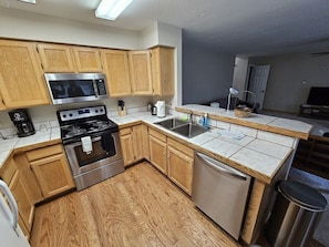 Microwave, oven, stovetop, dishwasher - Modestly furnished Walnut Hills townhouse at a modest price (Flagstaff)