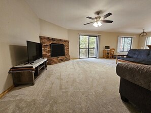 TV, fireplace - Modestly furnished Walnut Hills townhouse at a modest price (Flagstaff)