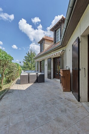 Terrace/patio - Magnificent villa in the heart of nature, 45 minutes from Paris! (Marigny-en-Orxois)