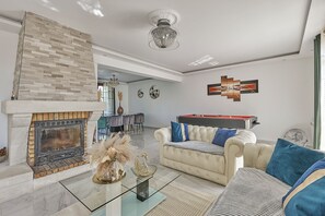 Una televisión, una chimenea