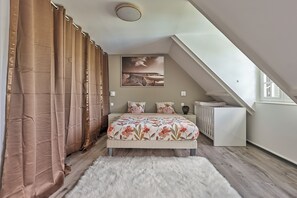 5 bedrooms, iron/ironing board, Internet, bed sheets