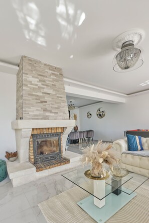 TV, fireplace - Magnificent villa in the heart of nature, 45 minutes from Paris! (Marigny-en-Orxois)