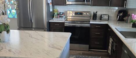 電子レンジ、オーブン、コンロ、食器洗い機