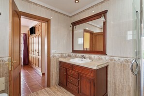 Shower, hair dryer, towels - Holiday Suite 'With Terrace' with Wi-Fi and Air Conditioning (Yaiza)