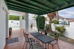 Outdoor dining - Holiday Suite 'With Terrace' with Wi-Fi and Air Conditioning (Yaiza)