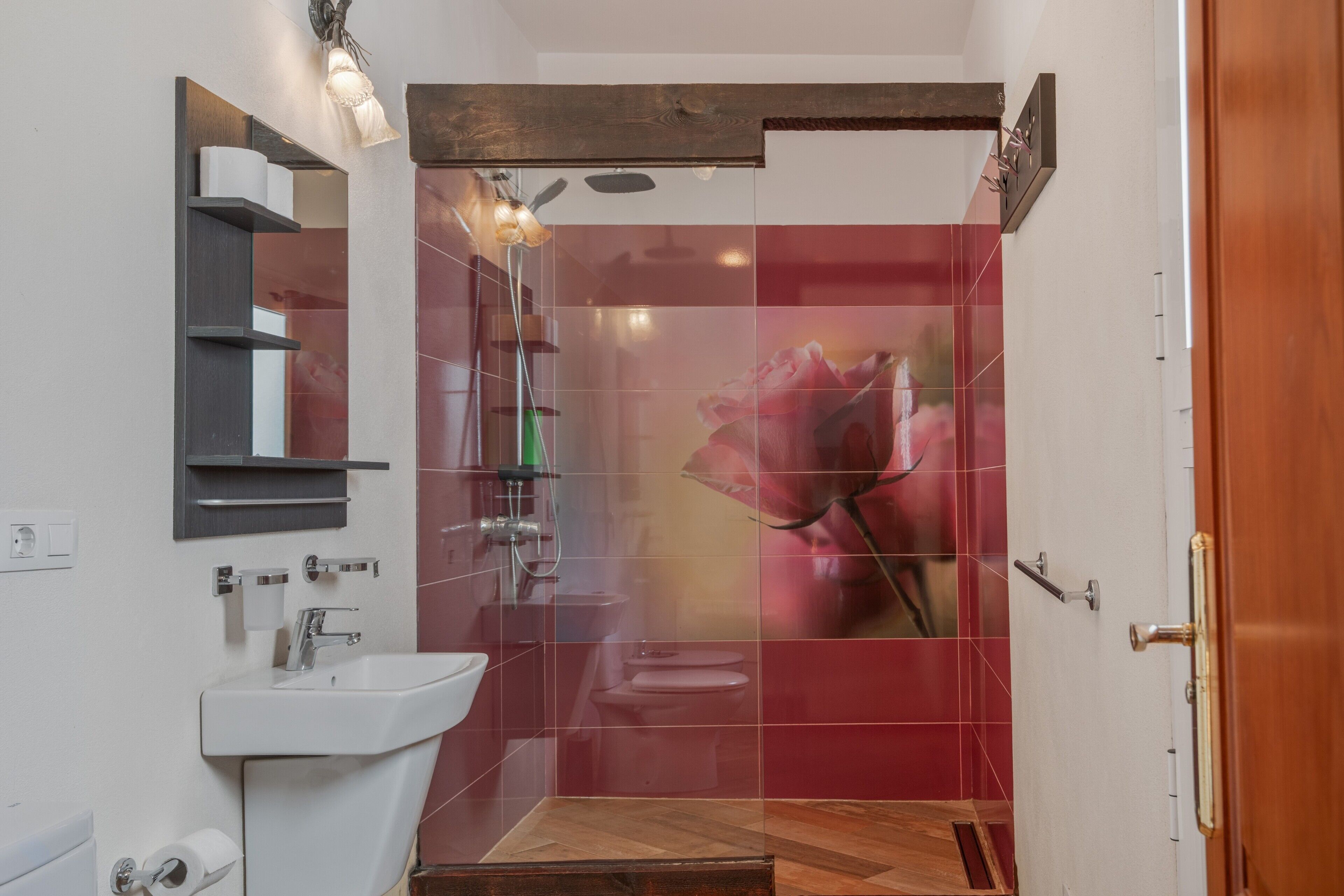 Een douche, een haardroger, handdoeken