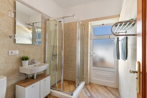 Een douche, een haardroger, handdoeken