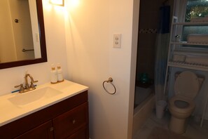 Hårtork, handdukar, tvål och toalettpapper