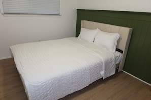 3 bedrooms, iron/ironing board, WiFi, bed sheets - Spacious 3BR Home / Smart TVs, Stocked Kitchen & Family Comfort (Warren)