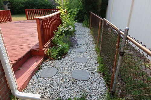 Spacious 3BR Home / Smart TVs, Stocked Kitchen & Family Comfort