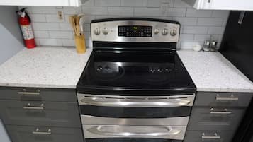 Microondas, horno, parrilla de estufa y lavavajillas